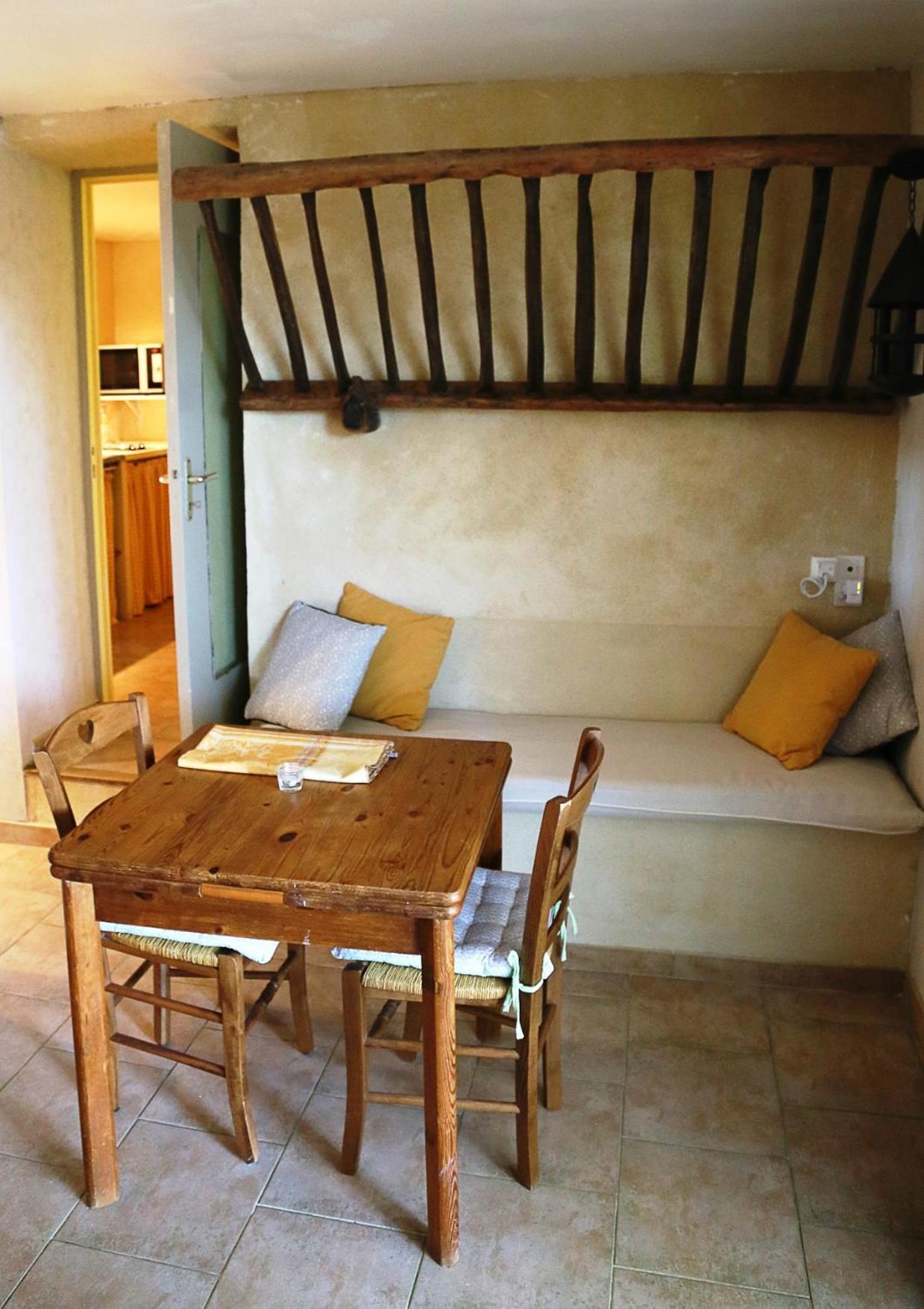 Mas Du Clos De L'Escarrat Jonquieres  Oda fotoğraf